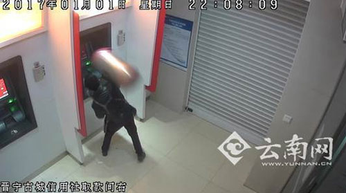 取款不成功,竟用垃圾桶出氣
