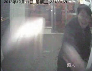 取錢未果醉漢銀行內砸“ATM”