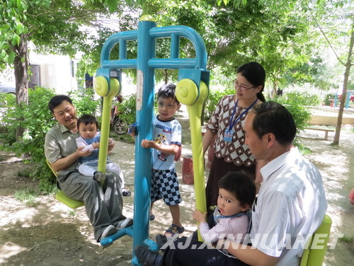 烏魯木齊天山區文體局向泰僖小區贈送3萬余元健身器